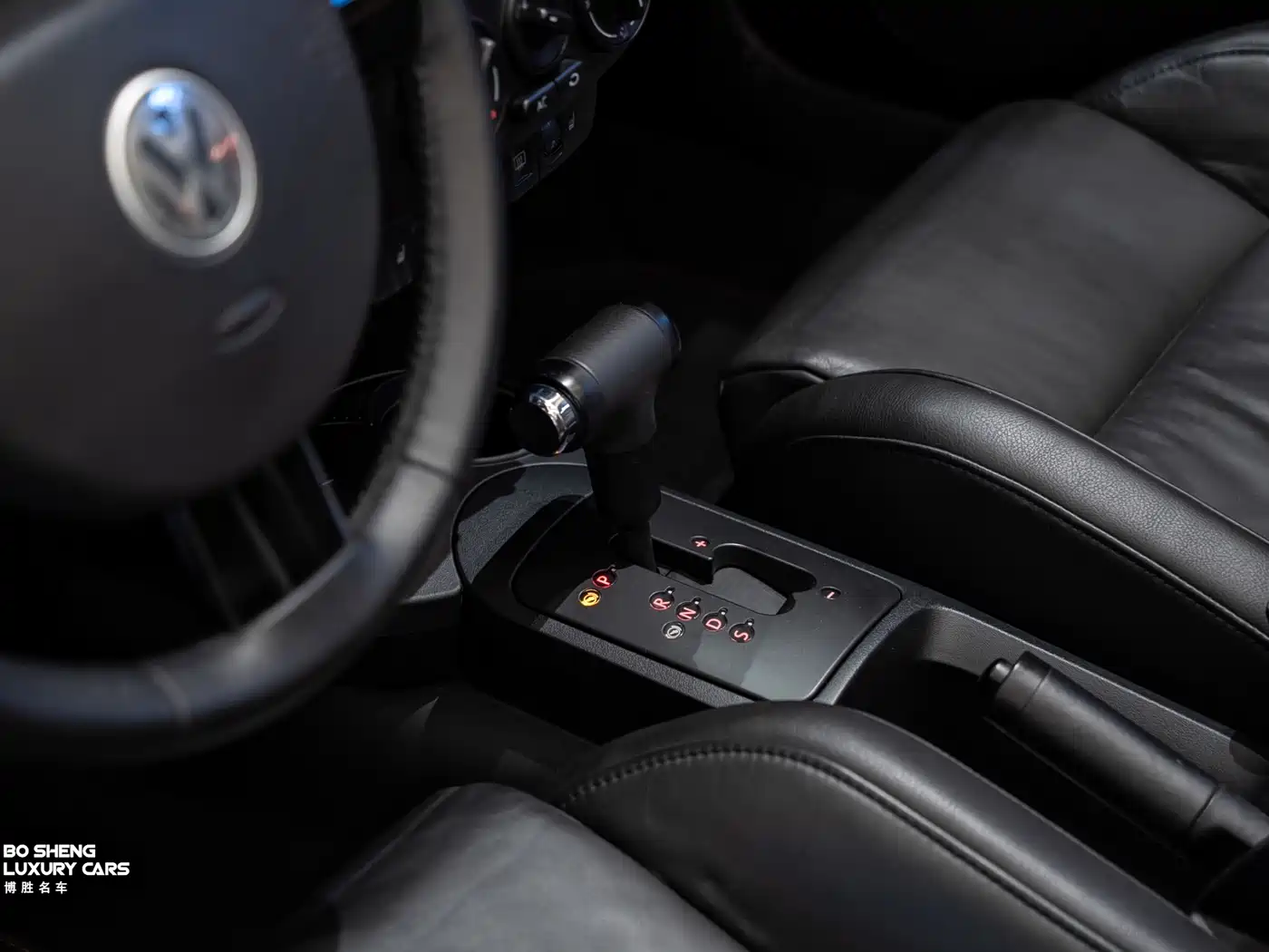 Volkswagen Beetle 2010 Model 2.0 BlackOrange Convertible Luxury Edition фото 12