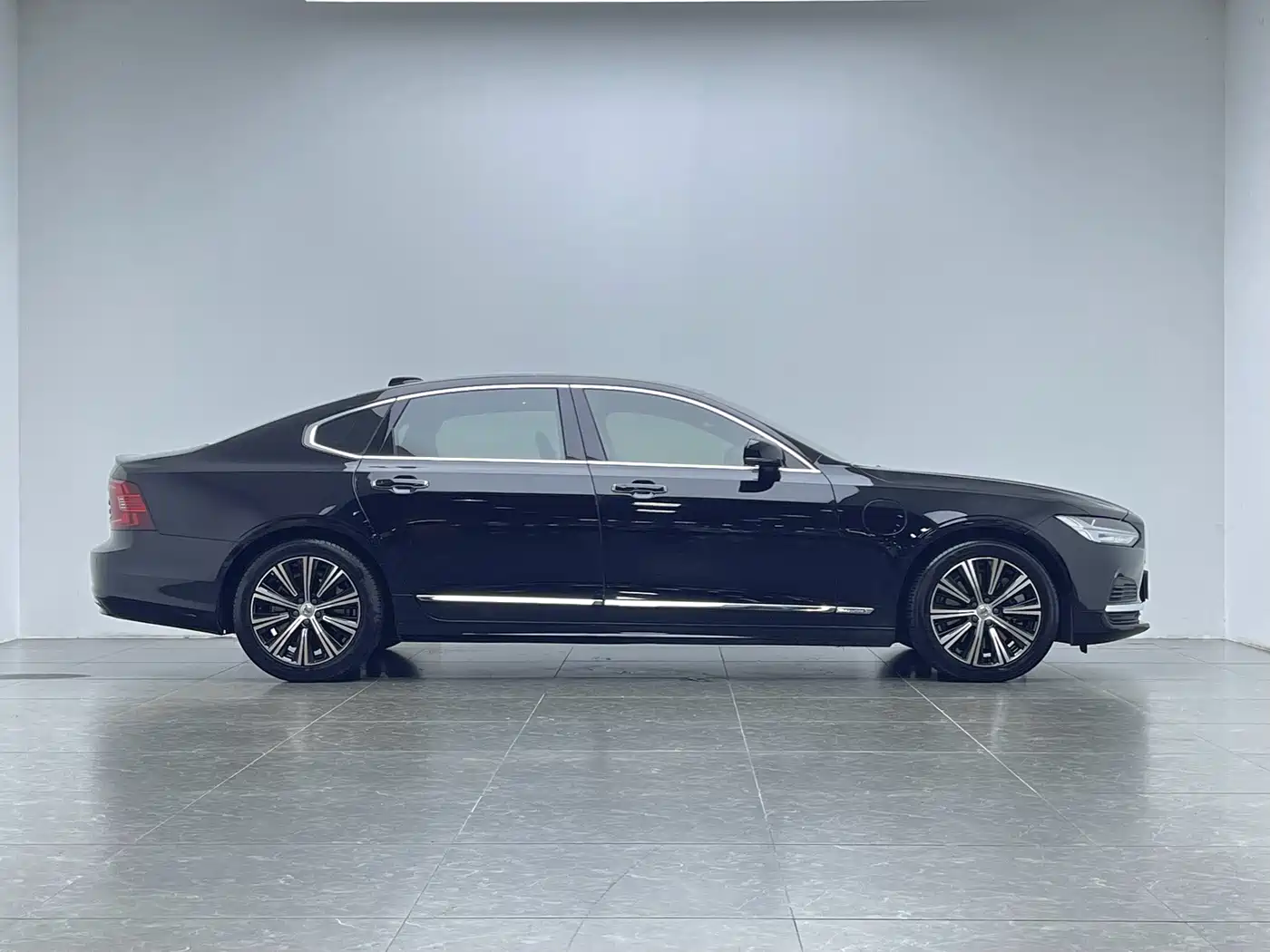 Volvo S90 Plug-in Hybrid 2022 2022 T8 Recharge Plug-in Hybrid Momentum Luxury Edition