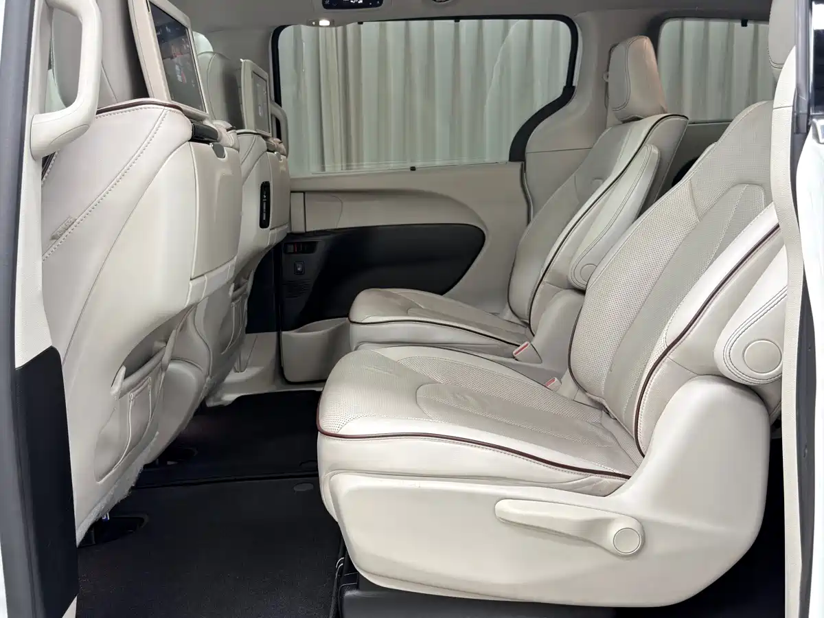 Chrysler Pacifica 2019 2017 3.6L Premium Edition