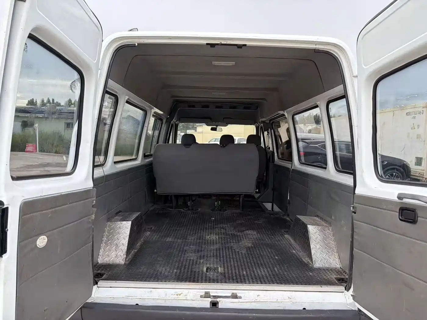 Ford Classic Transit 2015 2016 Model 2.8T Diesel Long Wheelbase 6-Seater Medium Roof Ice White Logistics Vehicle JX493ZLQ4