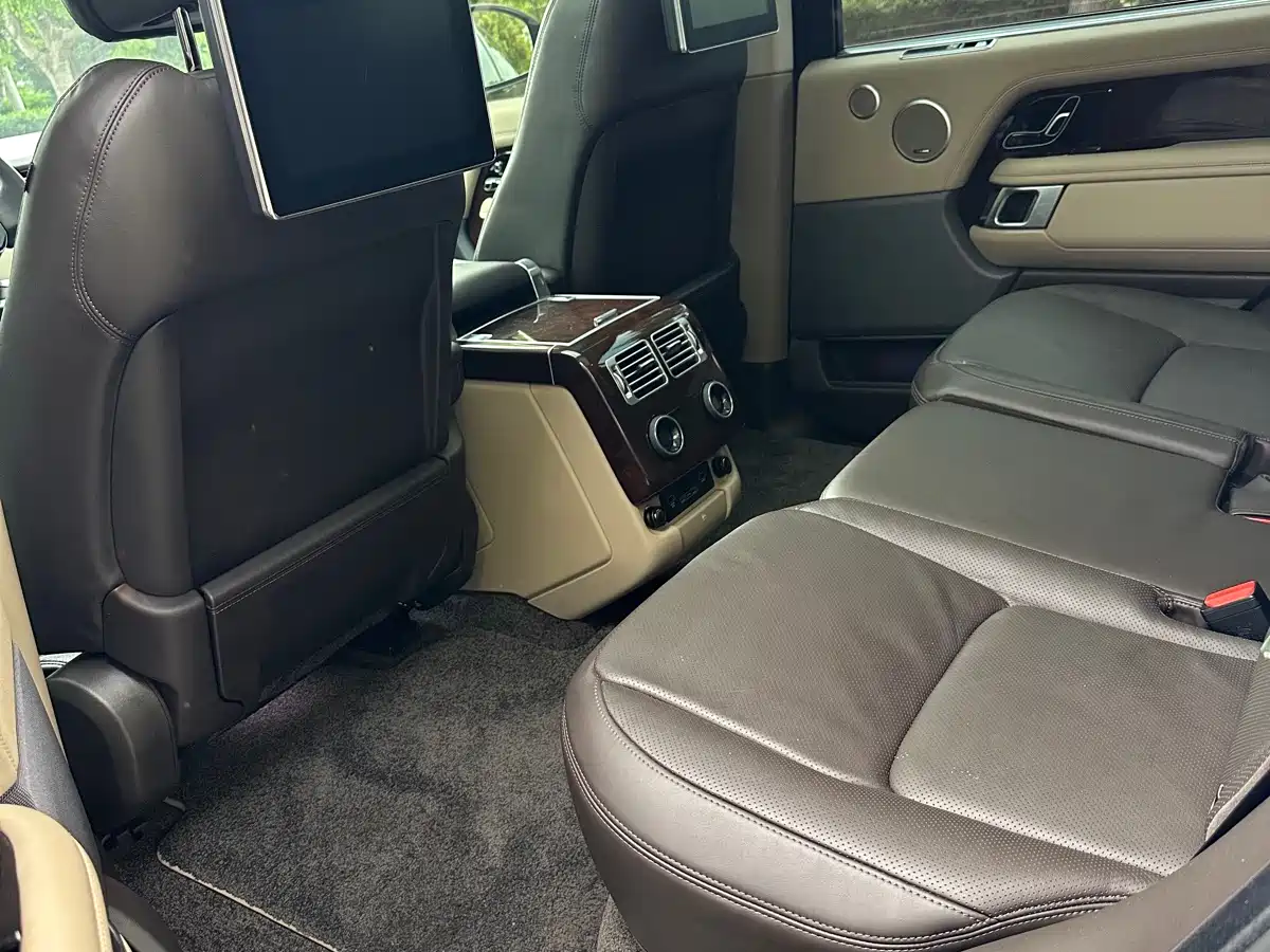 Land Rover Range Rover 2021 3.0 L6 Heritage Extended Classic Edition фото 12
