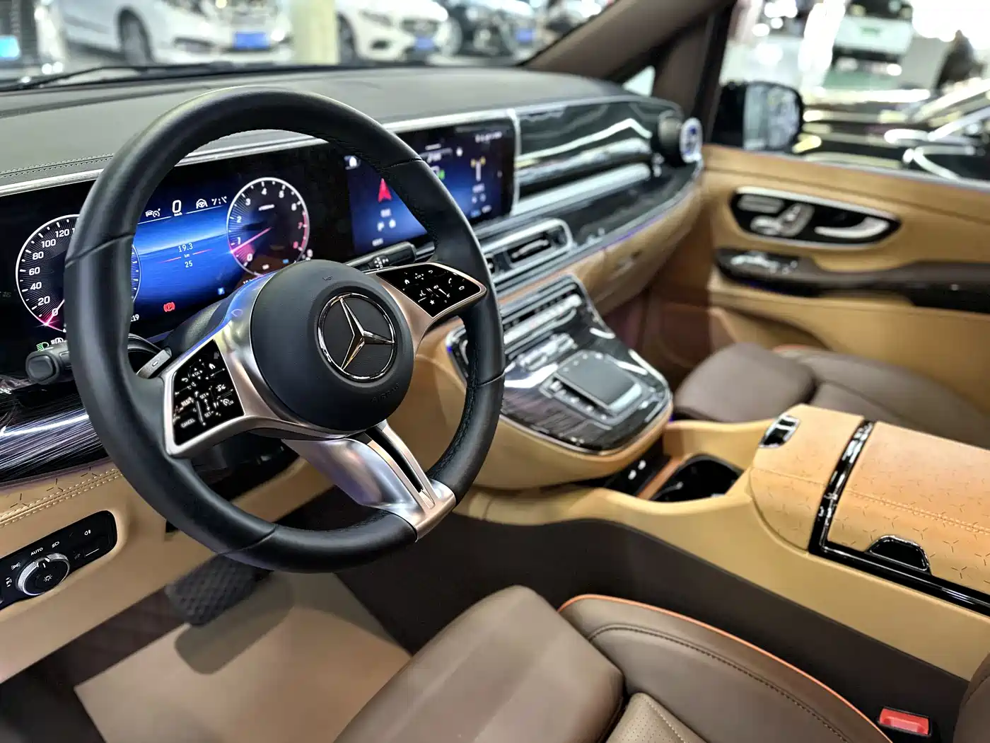 Mercedes-Benz V-Class 2024 V 300 L Long Wheelbase Premium фото 6