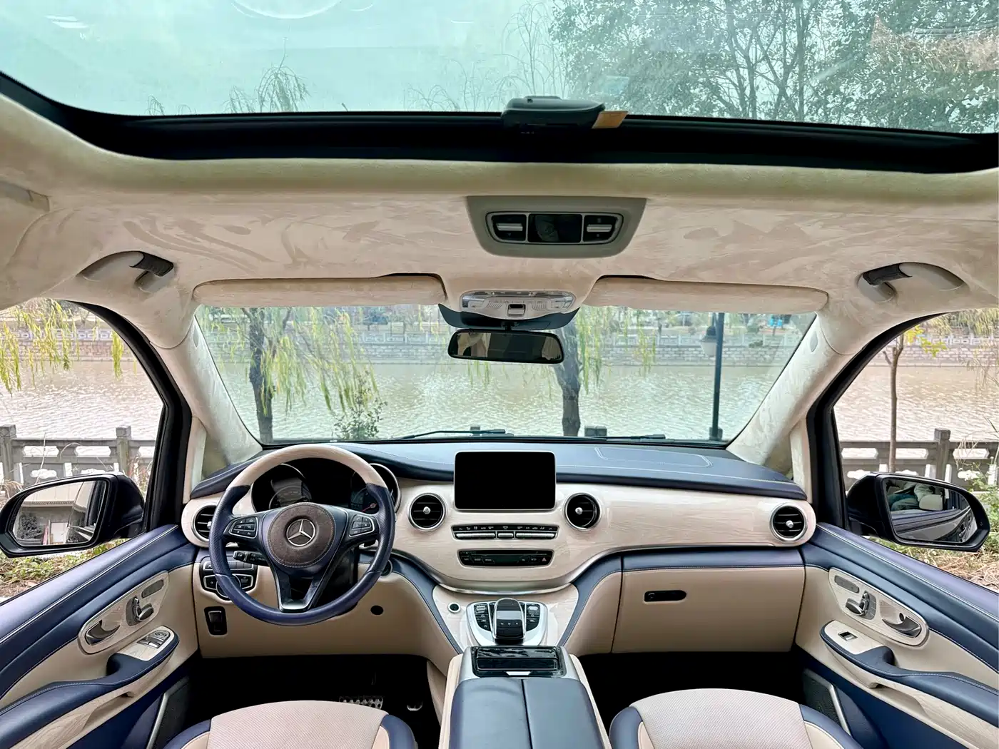 Mercedes-Benz V-Class 2017 Model V 260 L Premium Extended Edition фото 17