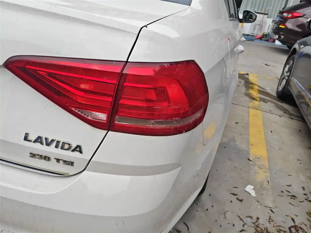 Volkswagen Lavida 2017 1.6L Automatic Comfort Edition фото 8