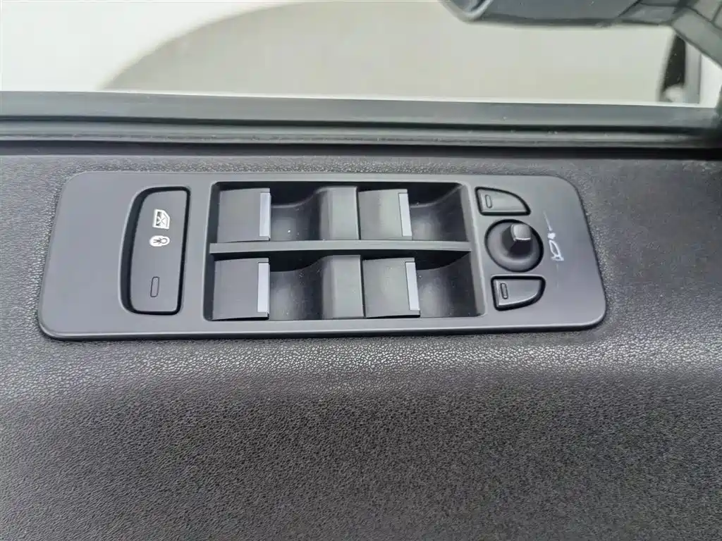 Land Rover Discovery Sport 2016 2.0T HSE фото 9