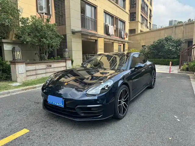 PORSCHE PANAMERA
