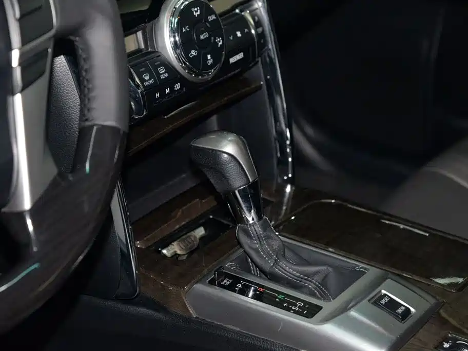 Toyota Reiz 2013 2.5V Elite Edition фото 10