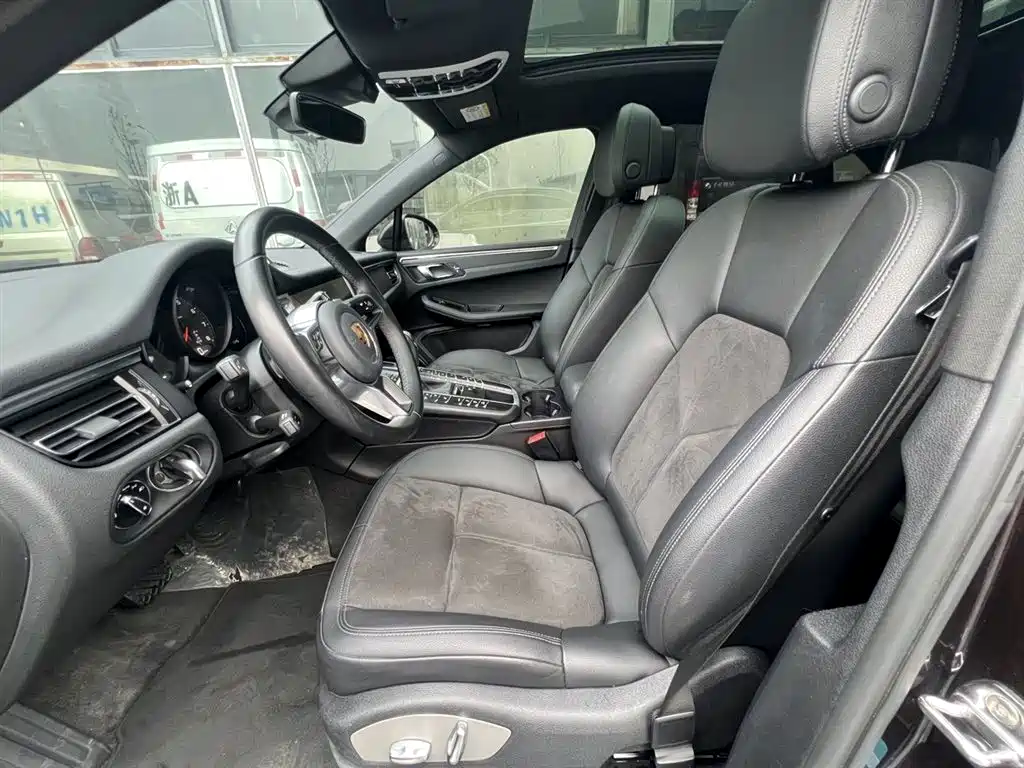 PORSCHE MACAN