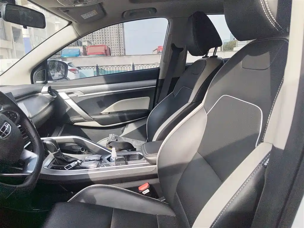 Фото 8 - Geely Coolray