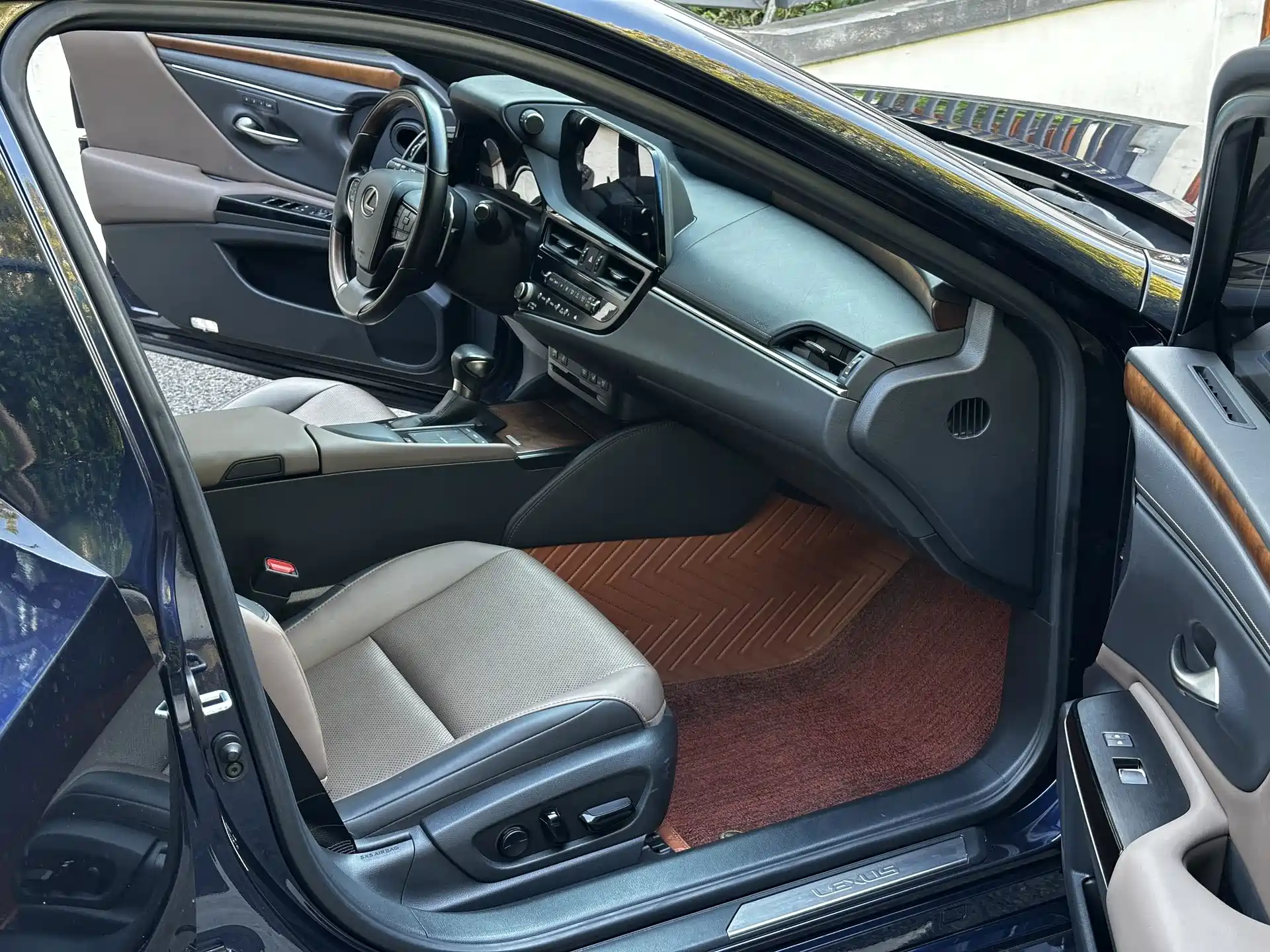 Фото 10 - Lexus ES
