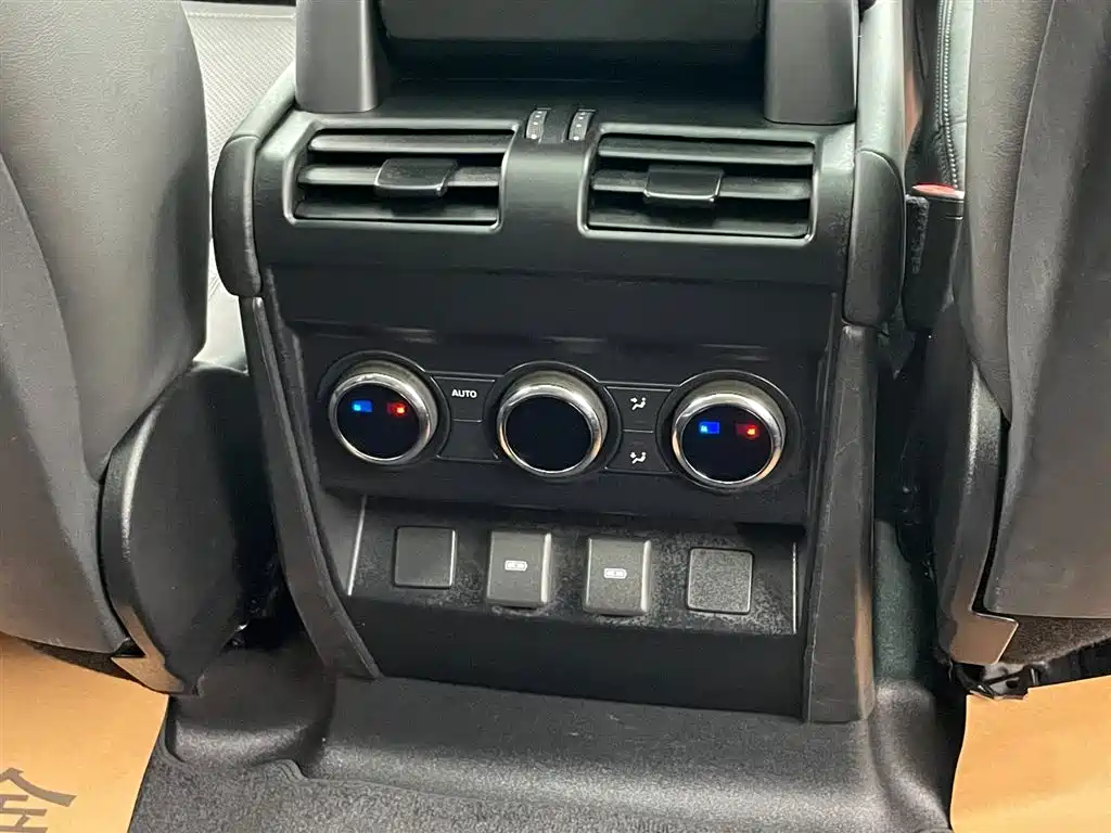 Land Rover Defender 2024 110 3.0T P400 XS фото 27
