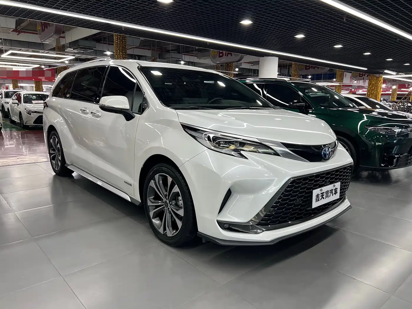 Toyota Granvia 2023 2.5L Hybrid Flagship VIP Edition фото 4