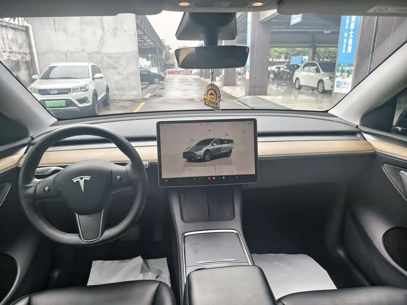 TESLA MODEL Y