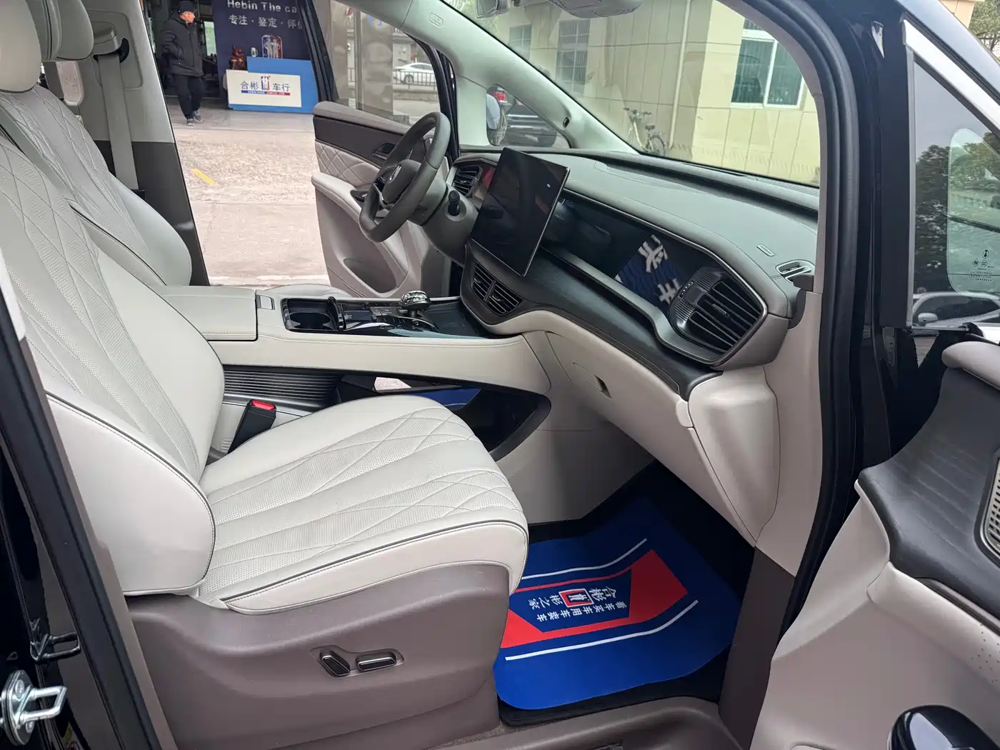 Denza D9 2022 DM-i 970 AWD Flagship фото 28