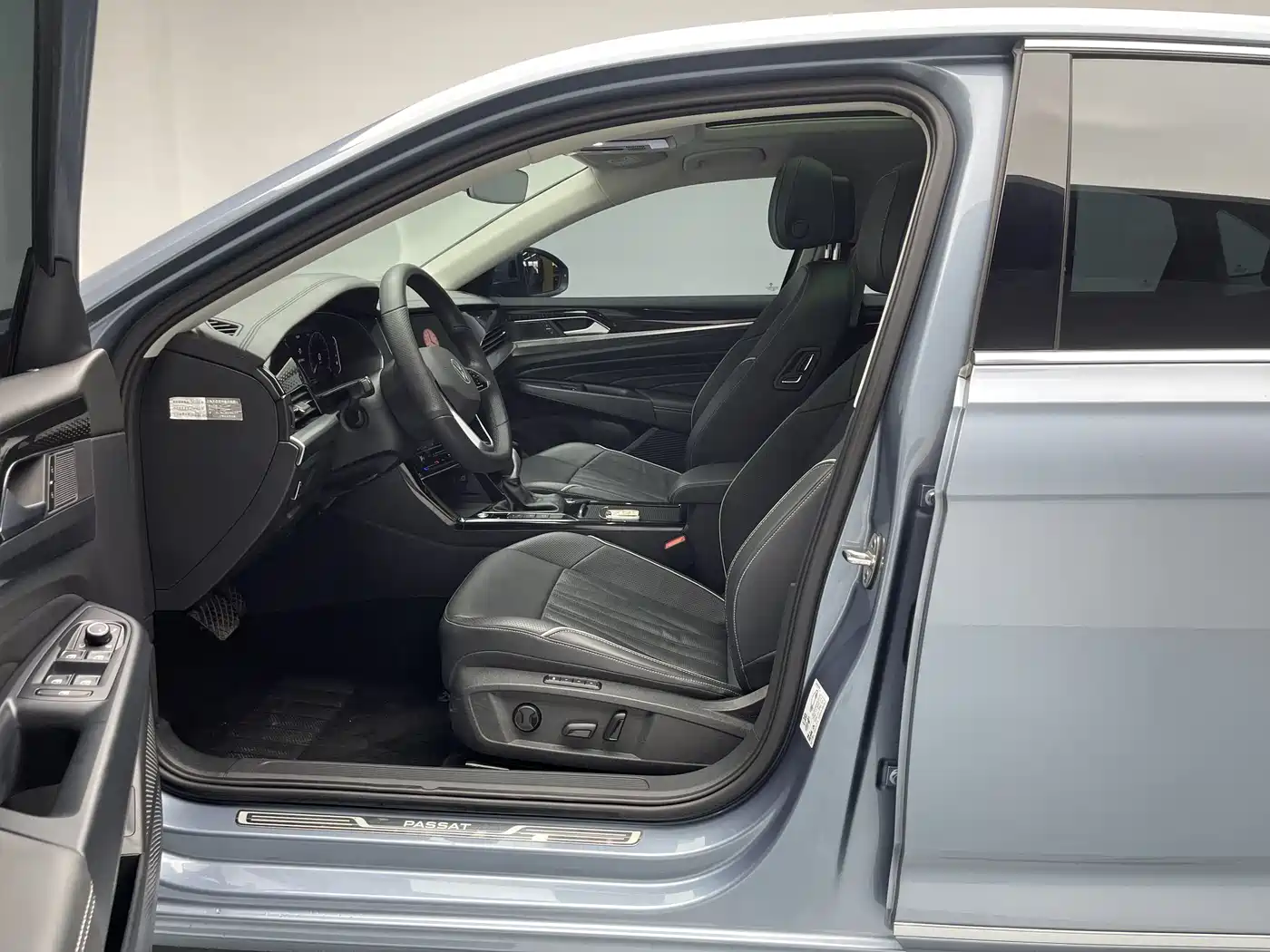 Volkswagen Passat 2022 330TSI Luxury Edition фото 9