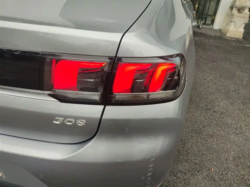 Peugeot 308 2018 1.6L Auto Luxury Edition фото 8