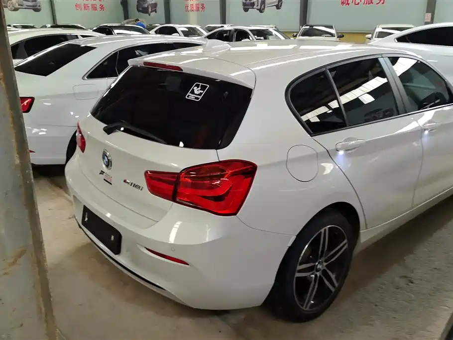 BMW 1 Series (Import) 2018 118i Sport Design Package фото 3