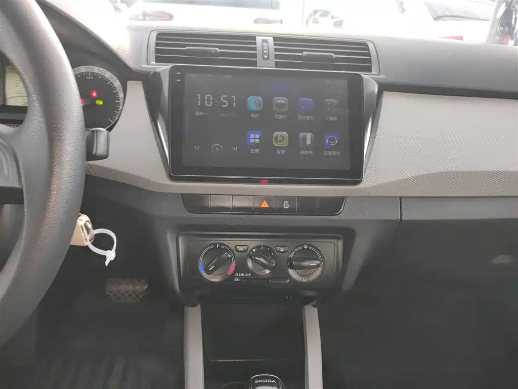 Škoda Fabia 2017 1.4L Auto Car Enjoy Edition фото 13
