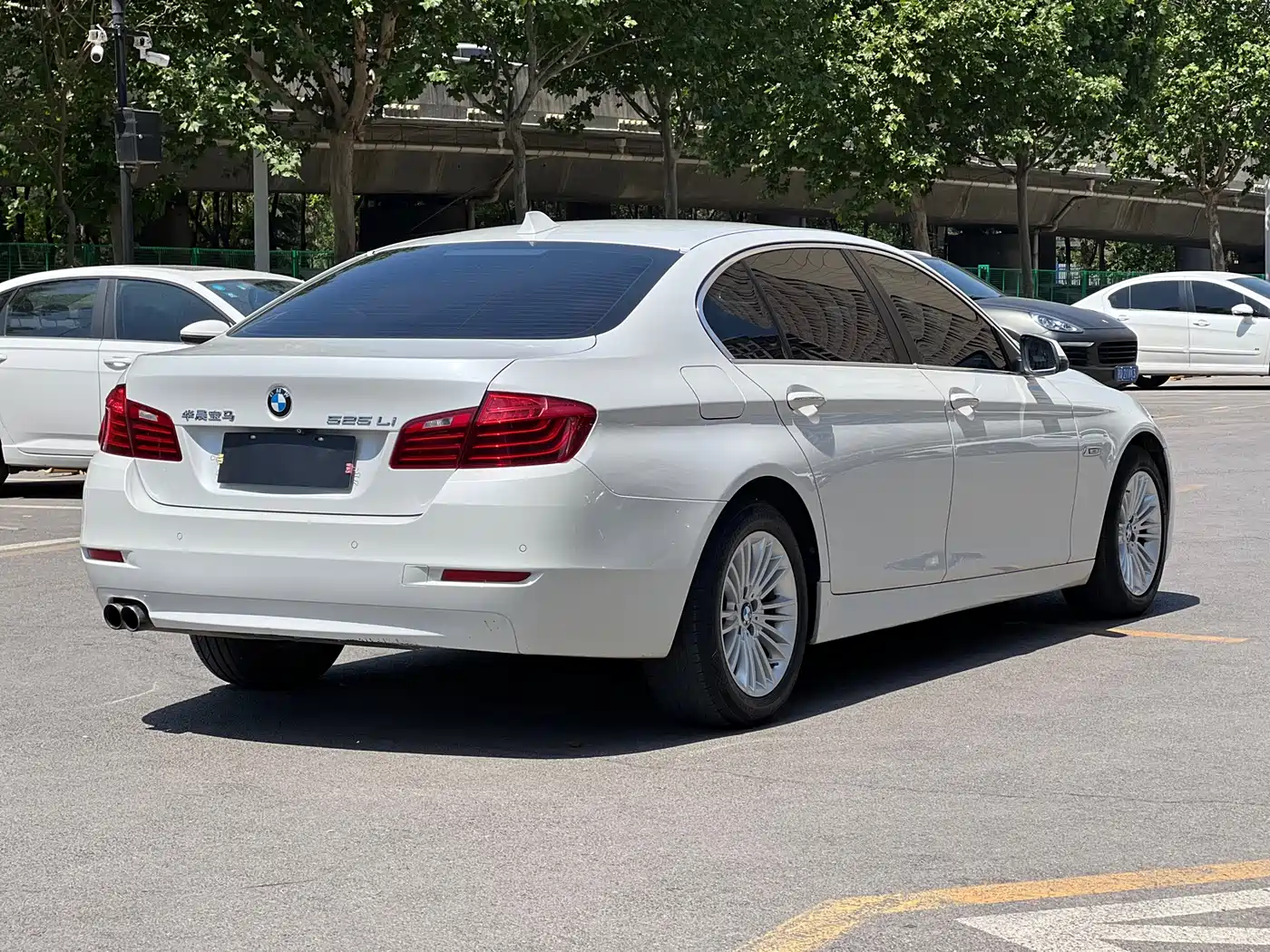 BMW 5 Series 2014 525Li Leading фото 4