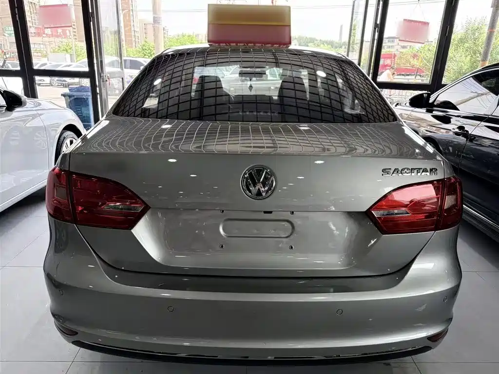 Volkswagen Sagitar 2015 1.6L Automatic Comfort фото 15