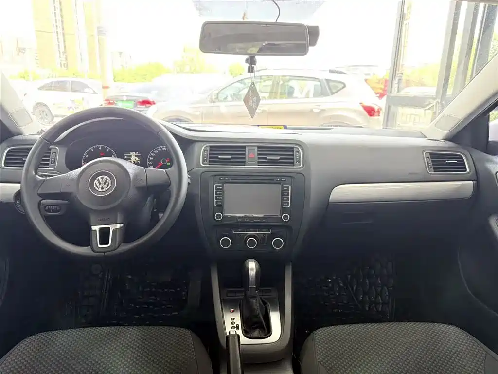 Volkswagen Sagitar 2015 1.6L Automatic Comfort фото 20