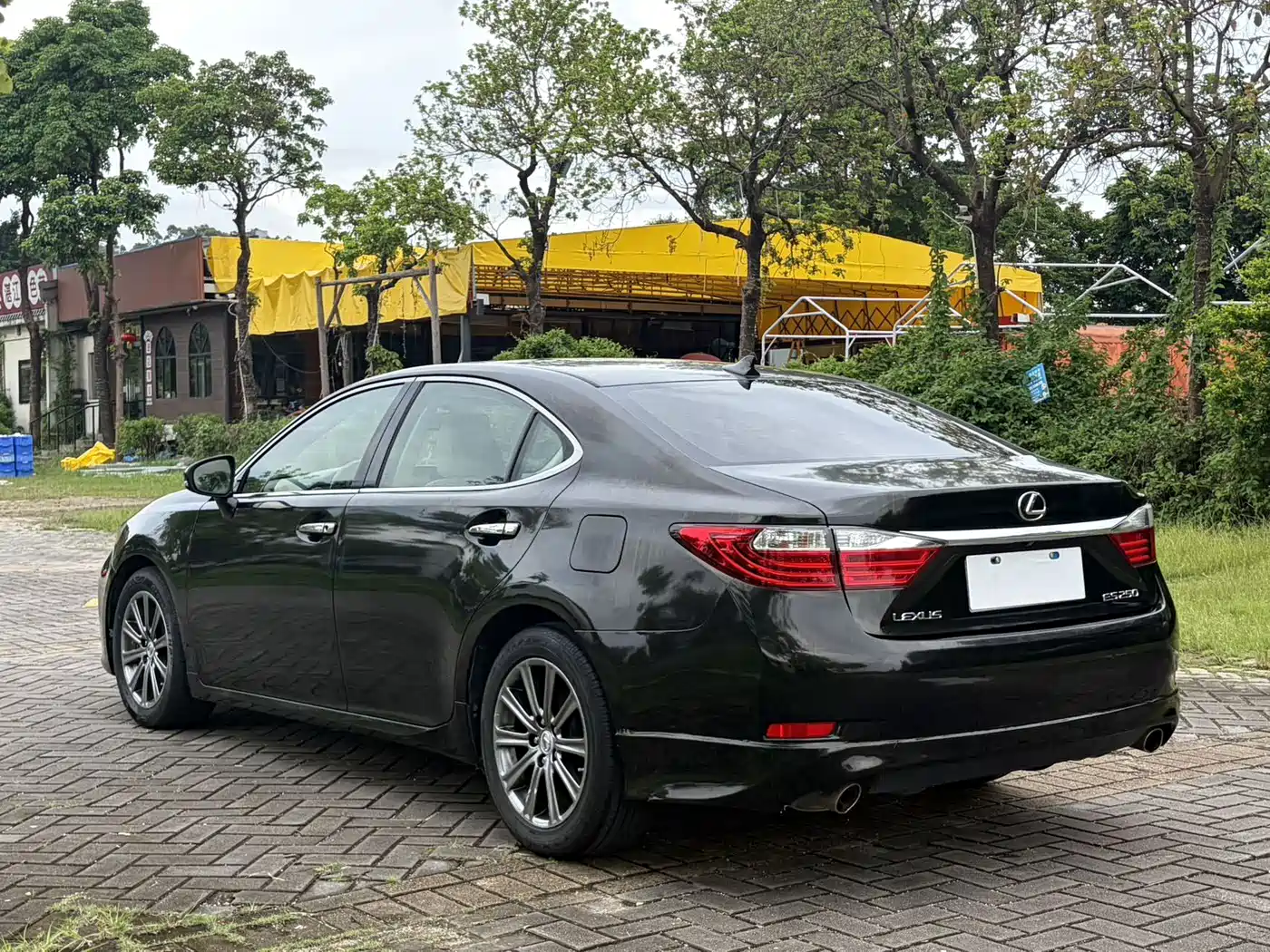 Photo 6 - Lexus ES