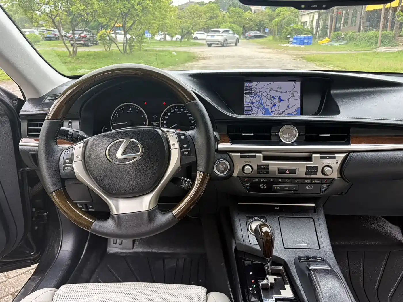 Photo 12 - Lexus ES