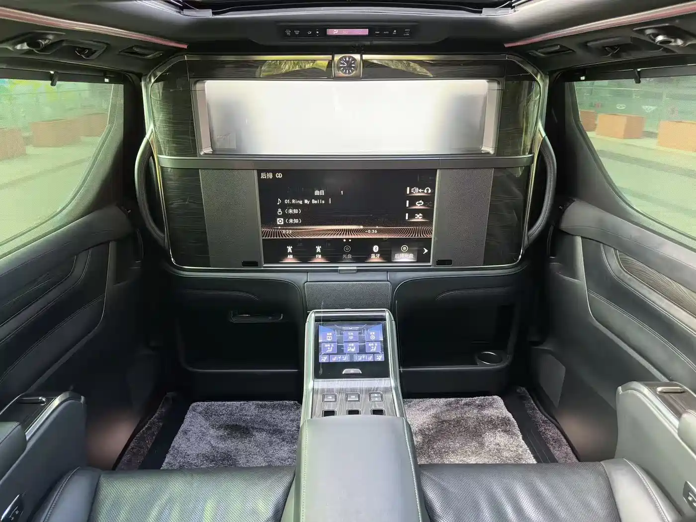 Lexus LM 2020 300h 4-Seat Imperial Edition фото 19