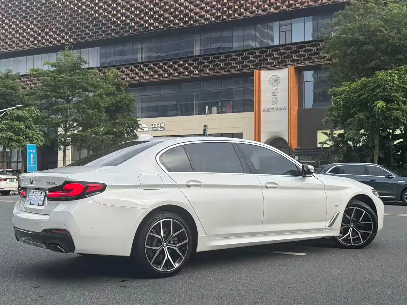 Photo 4 - BMW 5 Series