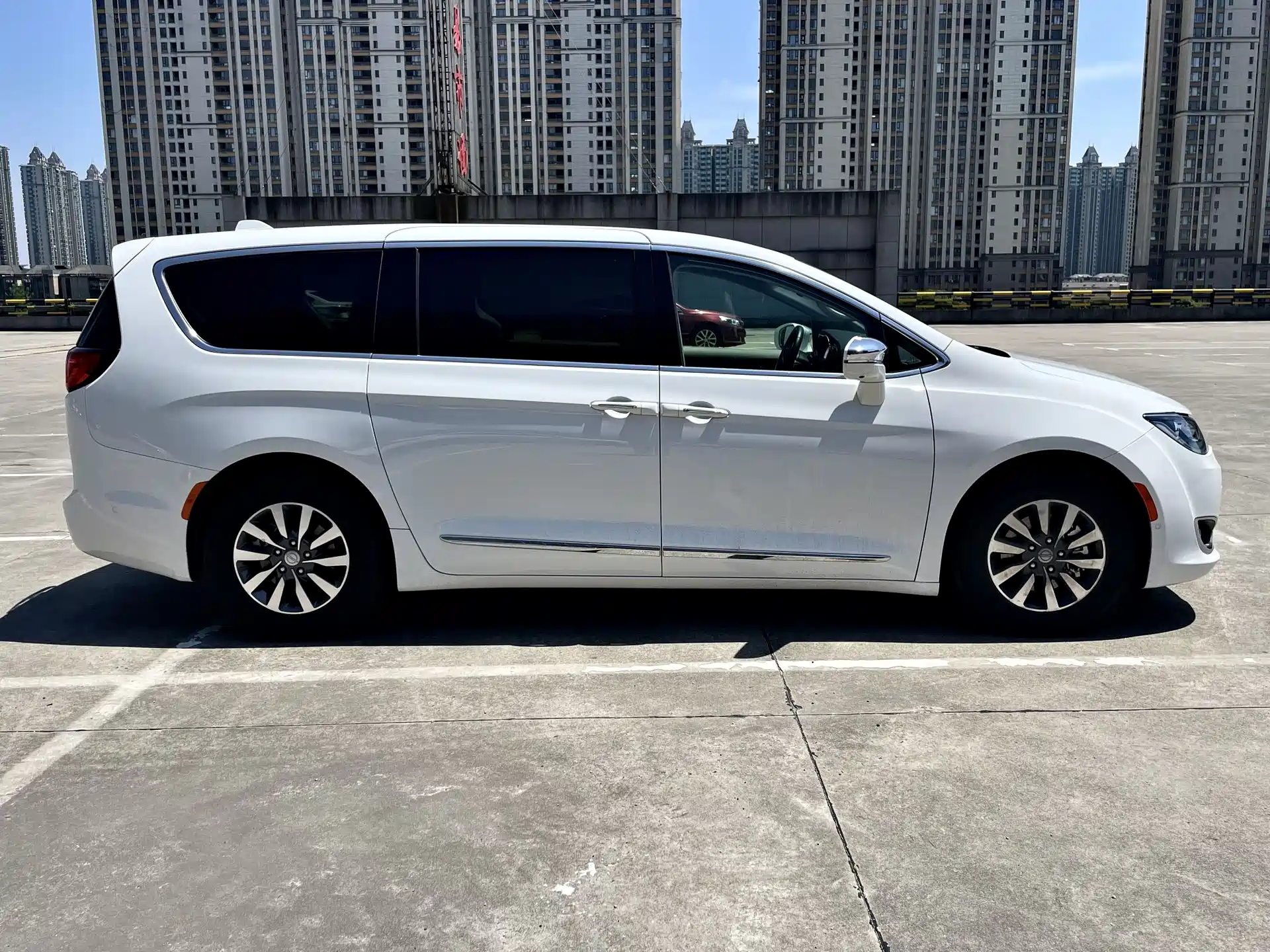 Фото 3 - Chrysler Pacifica PHEV