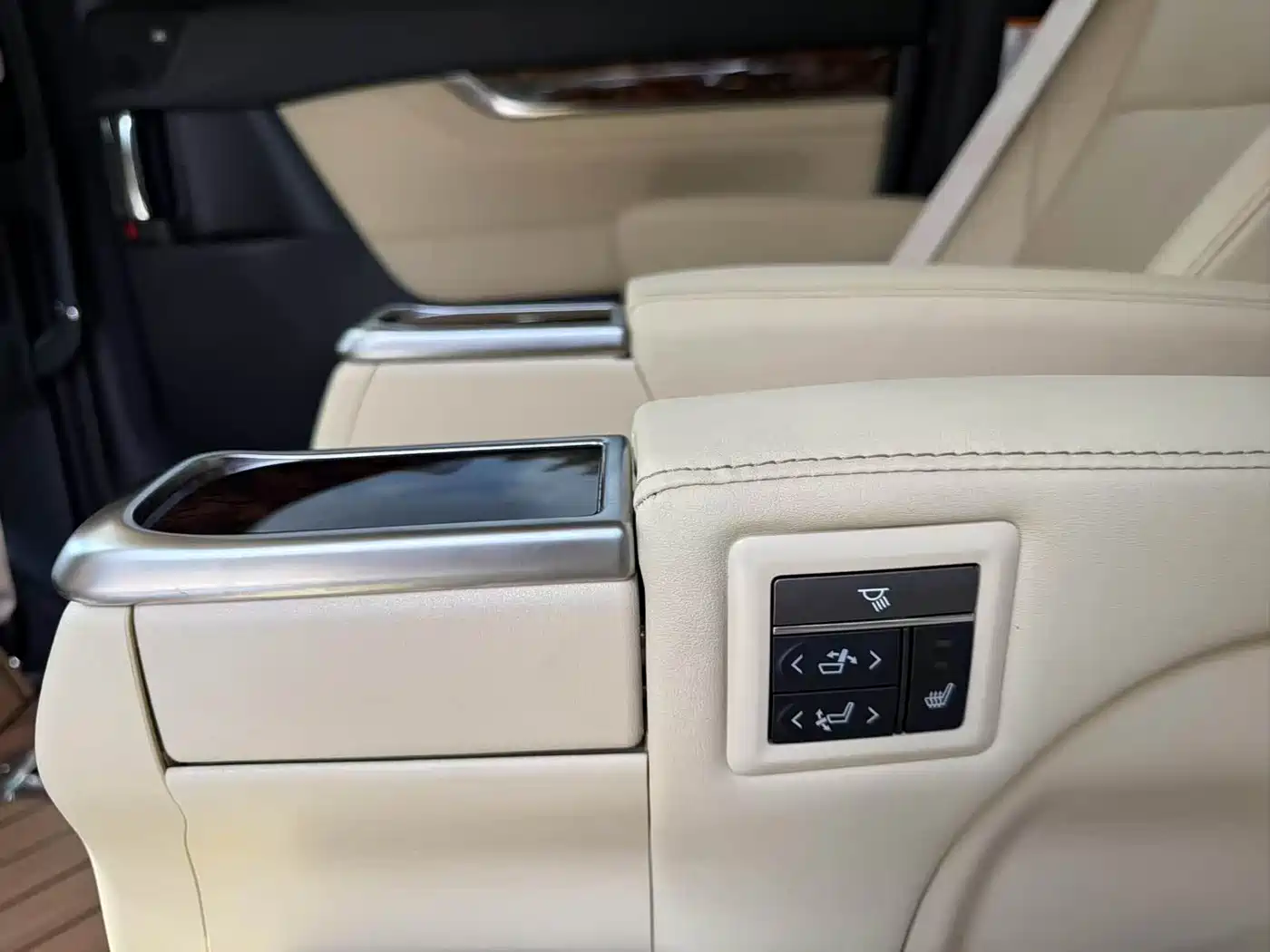 Toyota Alphard 2020 Hybrid 2.5L Luxury Edition фото 6