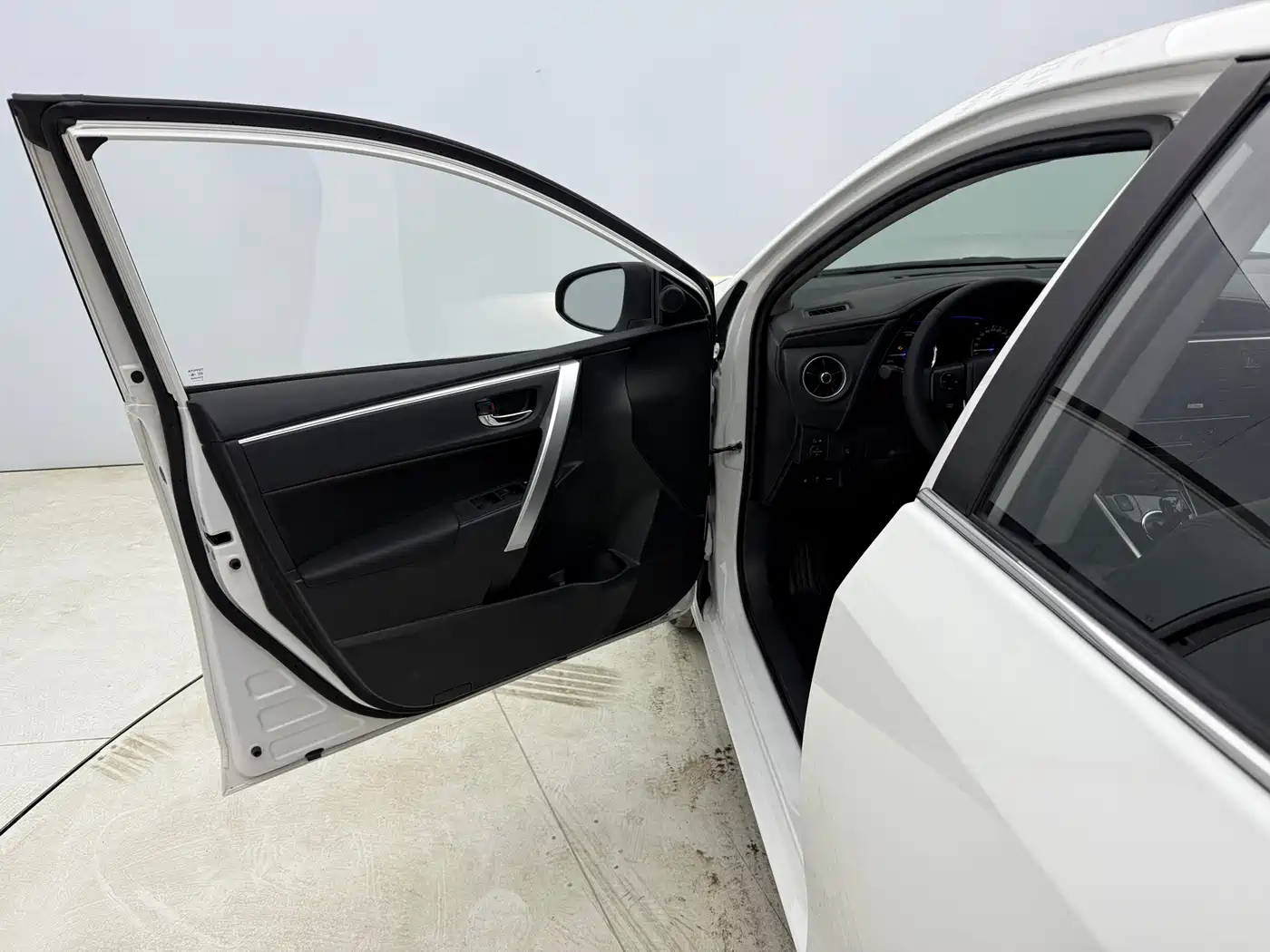 Toyota Corolla 2018 Hybrid 1.8L E-CVT Smart Edition фото 18