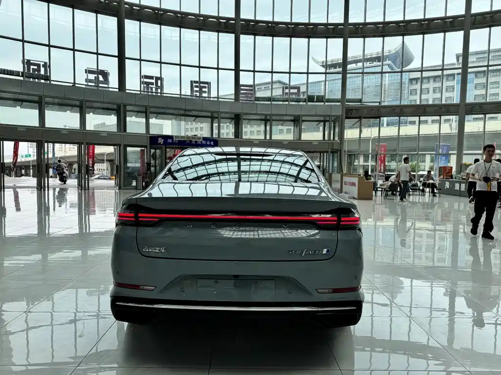 Фото 8 - Geely Preface