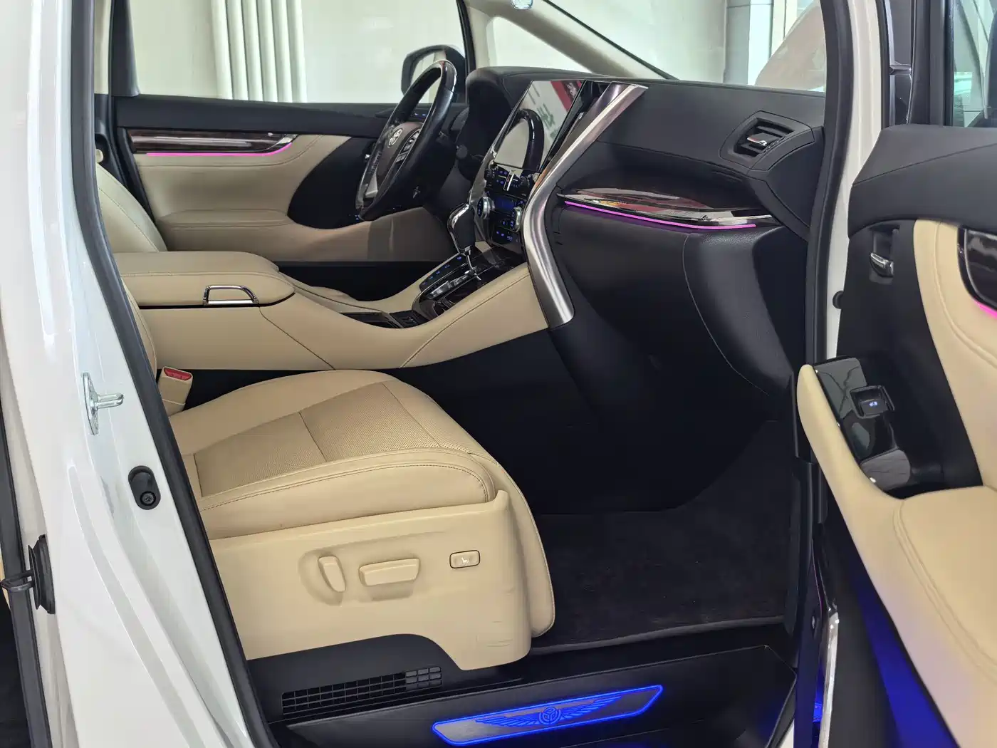 Toyota Alphard 2021 Hybrid 2.5L Luxury фото 16