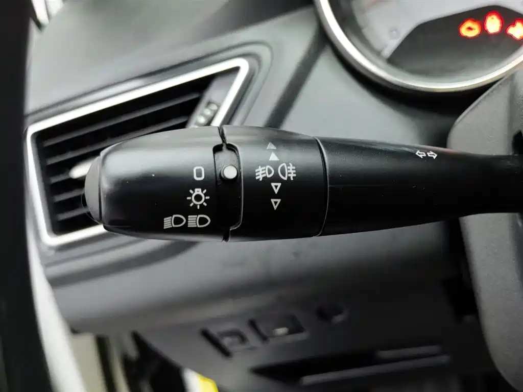 Peugeot 308 2014 Model Joy Edition Classic 1.6L Manual Superior Style фото 21