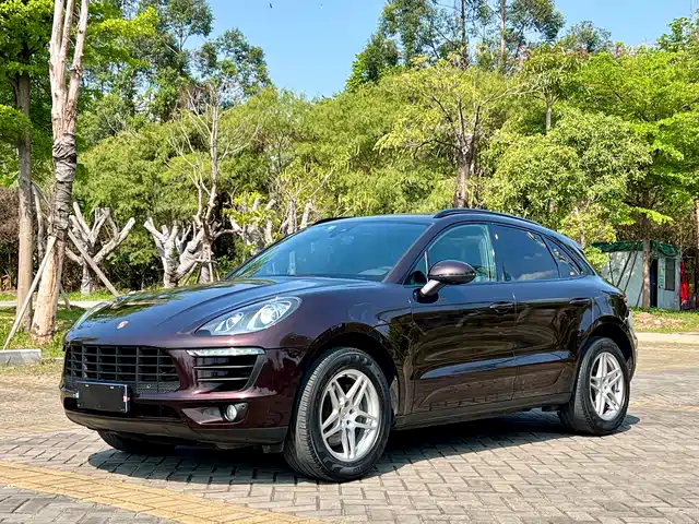 PORSCHE MACAN