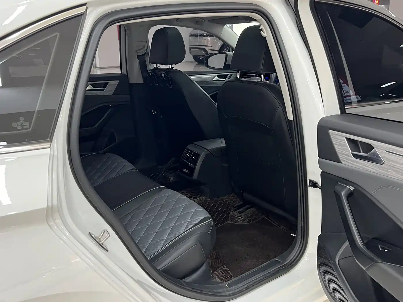 Volkswagen Sagitar 2023 300TSI DSG Surpassing Edition фото 15