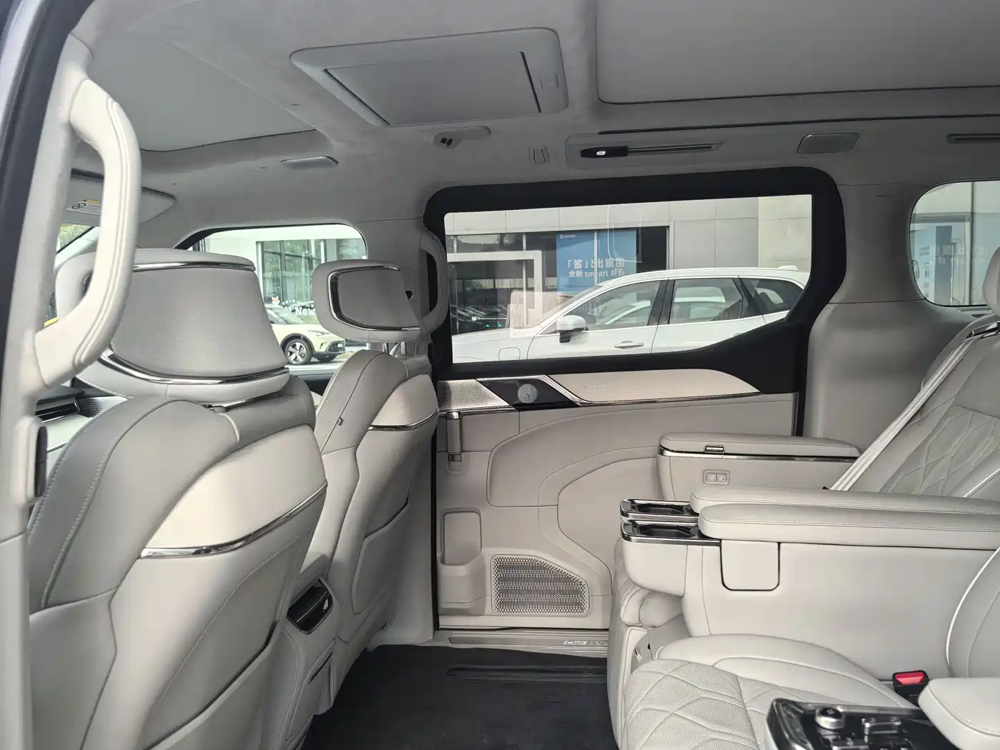Volvo EM90 2024 2025 Ultra Six-Seater
