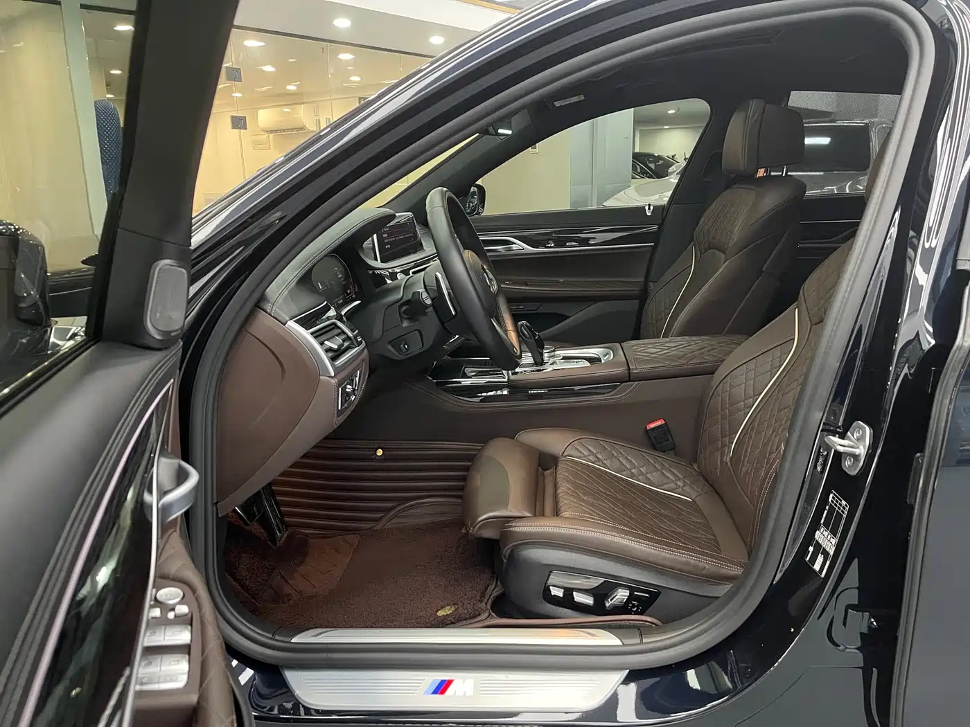 BMW 7 Series 2021 Model 740Li Leading M Sport Package фото 8