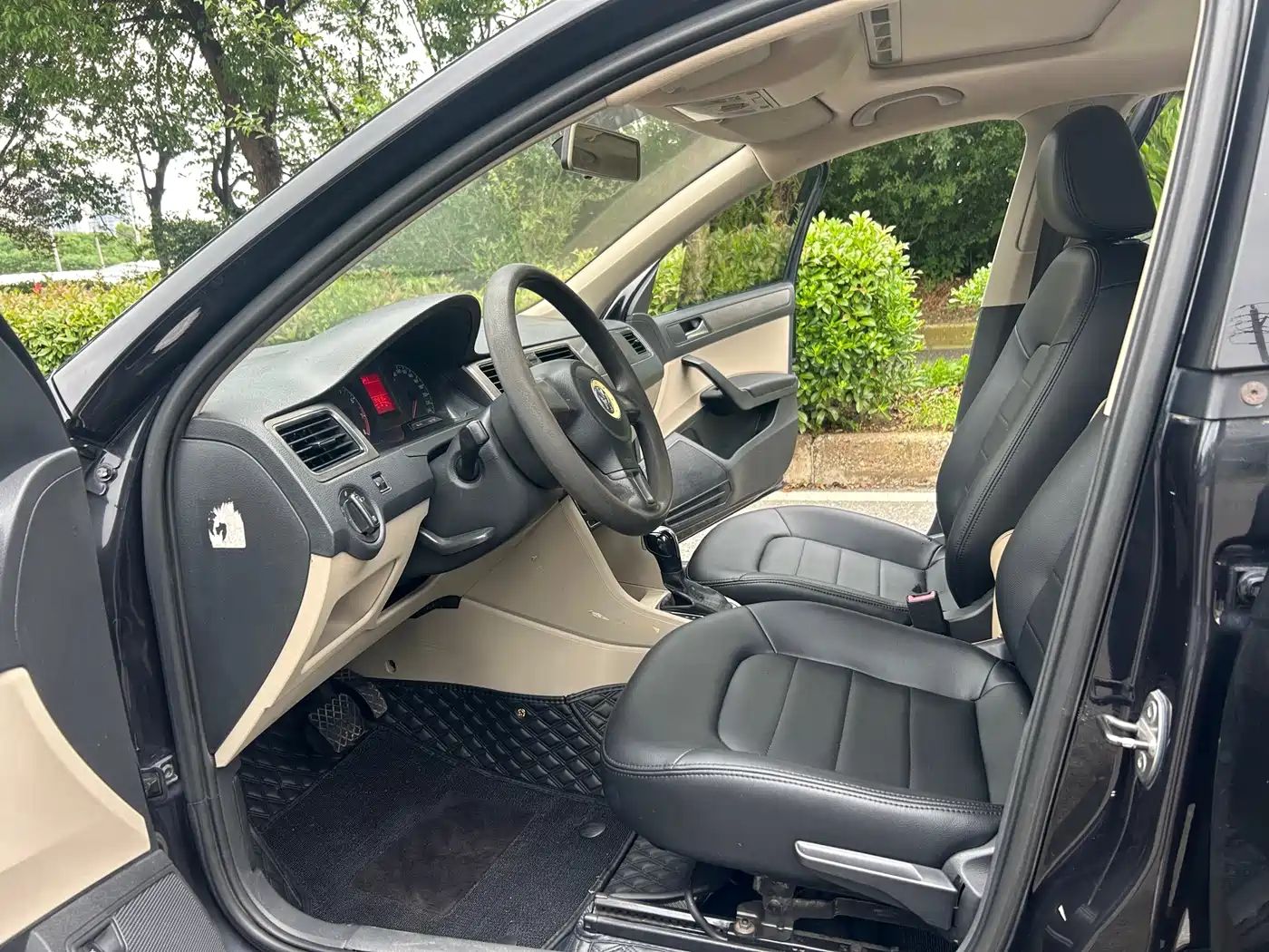 Volkswagen Santana 2013 Model 1.6L Automatic Luxury Edition фото 7