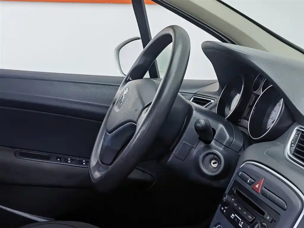 Peugeot 308 2014 Model Joy Edition Classic 1.6L Automatic Superior Style фото 22