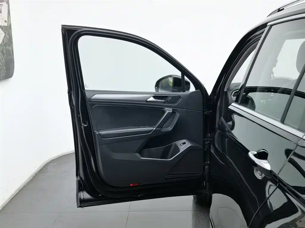 Volkswagen Tiguan L 2021 330TSI Automatic 2WD R-Line Premium фото 8