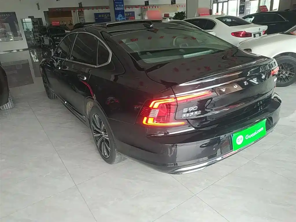VOLVO S90