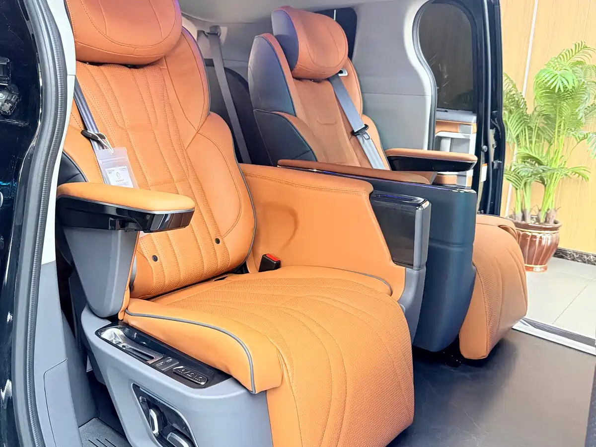 Toyota Granvia 2024 2.5L Hybrid Comfort фото 10