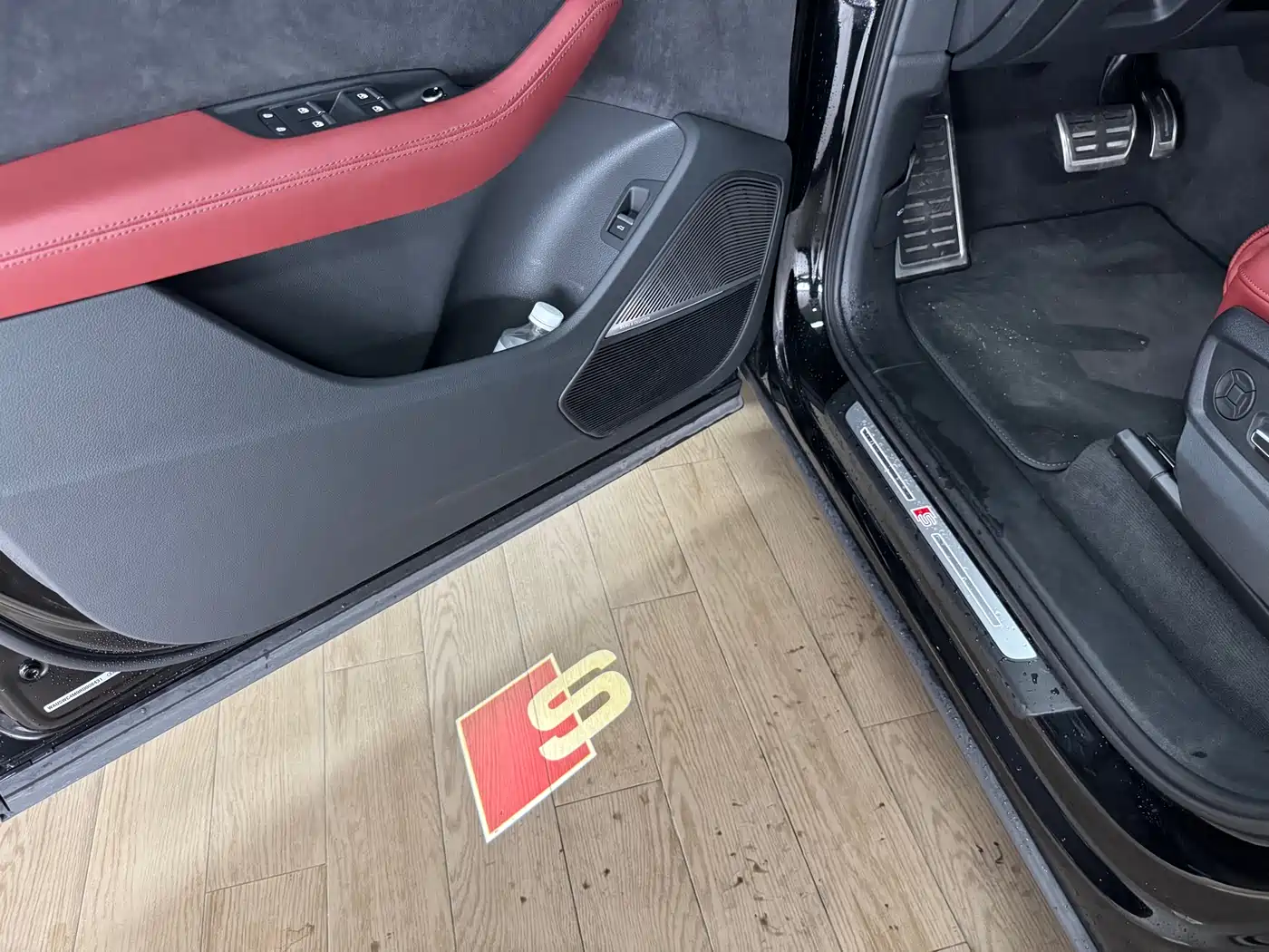 Audi SQ7 2024 4.0 TFSI Dark Knight Edition фото 9