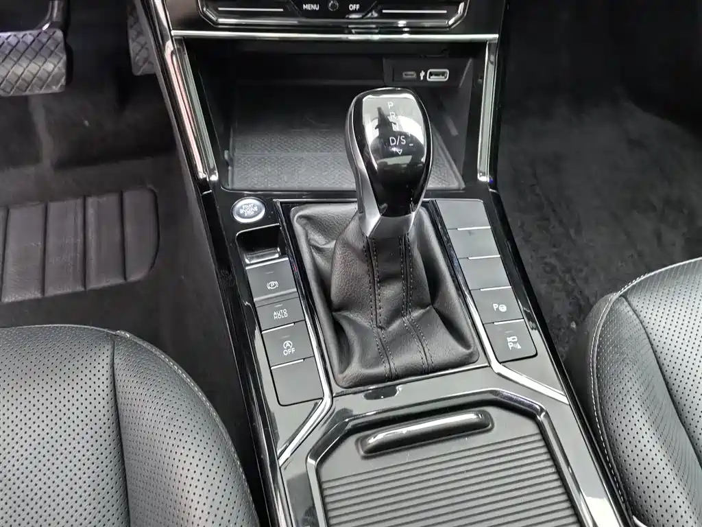 Volkswagen Passat 2023 330TSI Luxury Edition фото 13