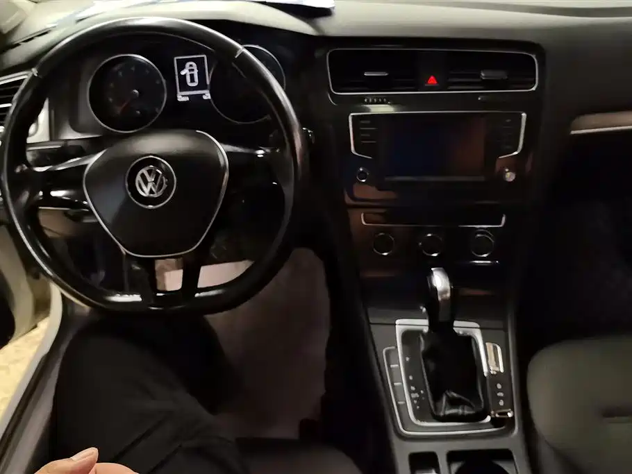 Volkswagen Golf 2017 1.6L Auto Comfort Millionth Edition фото 12