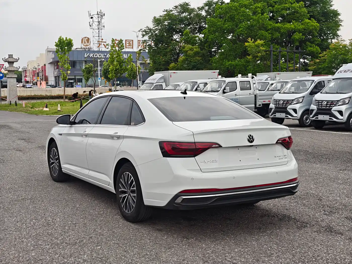 Volkswagen Sagitar 2023 Model Year 200TSI DSG Surpass Edition фото 10