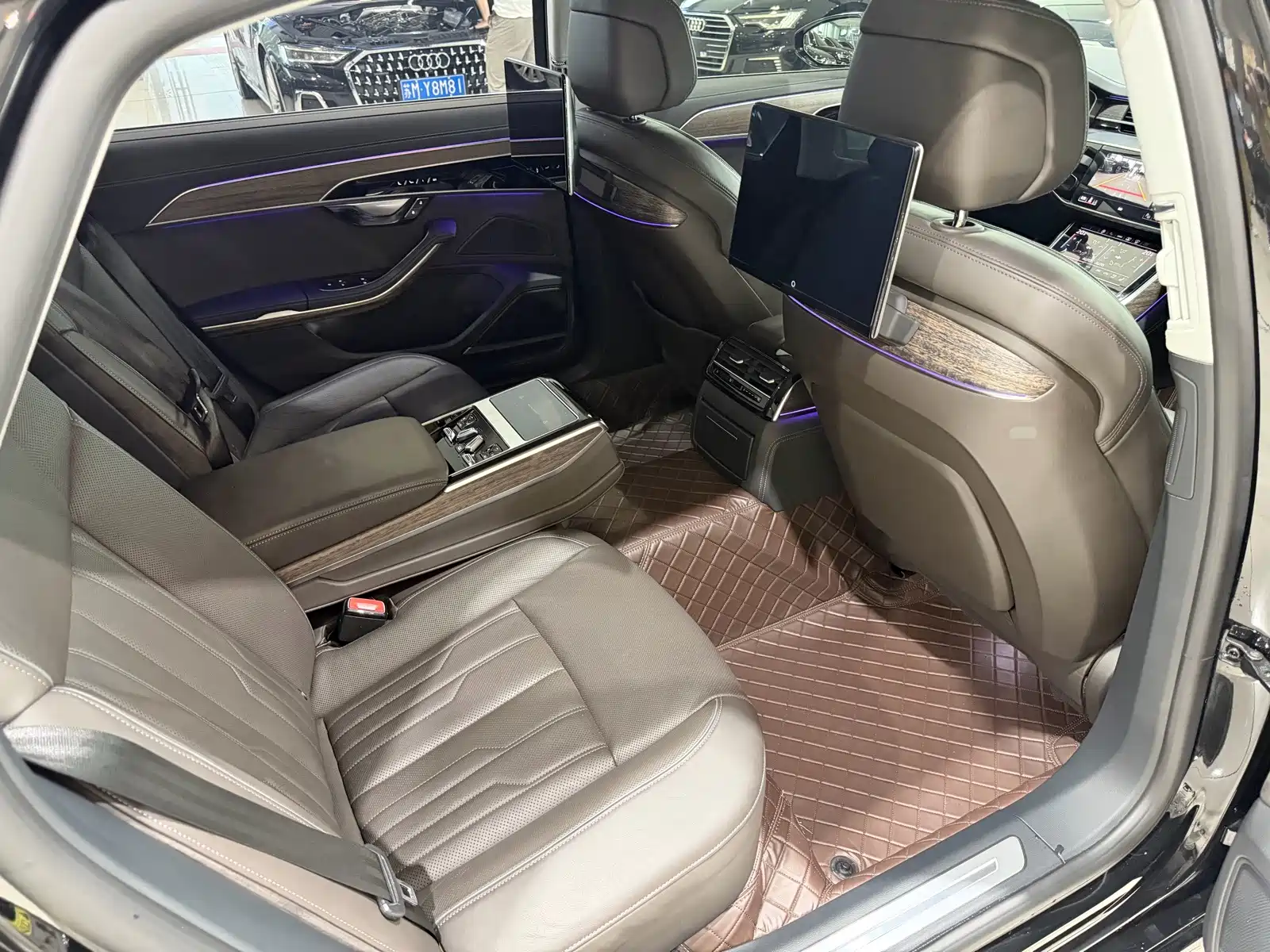 Фото 7 - Audi A8