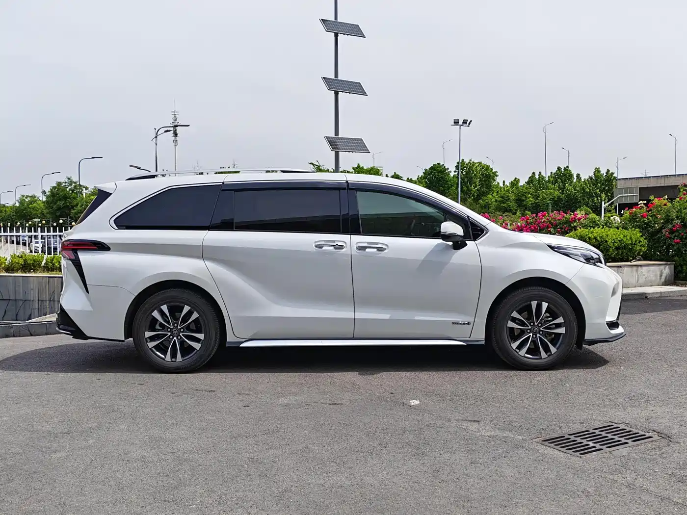 Toyota Granvia 2023 2.5L Hybrid Luxury Edition фото 4